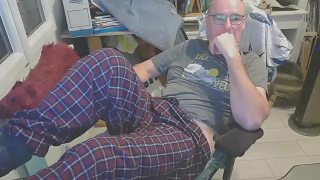 Snapshot of bogland33 chatting on 03/10/25, 10:45 bogland33 online show from 03/10/25, 10:45