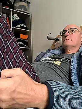 Snapshot of bogland33 chatting on 03/11/25, 01:56 bogland33 online show from 03/11/25, 01:56