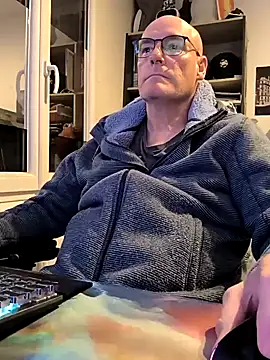 Snapshot of bogland33 chatting on 03/11/25, 08:09 bogland33 online show from 03/11/25, 08:09