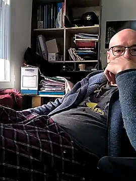 Snapshot of bogland33 chatting on 03/12/25, 01:40 bogland33 online show from 03/12/25, 01:40