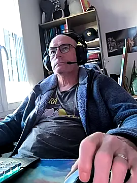 Snapshot of bogland33 chatting on 03/12/25, 04:46 bogland33 online show from 03/12/25, 04:46