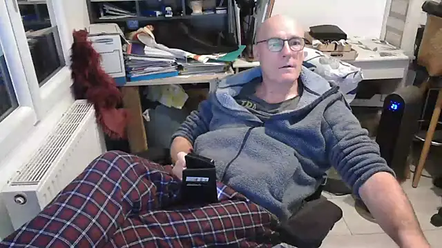 Snapshot of bogland33 chatting on 03/15/25, 07:27 bogland33 online show from 03/15/25, 07:27