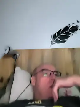 Snapshot of bogland33 chatting on 03/15/25, 10:44 bogland33 online show from 03/15/25, 10:44