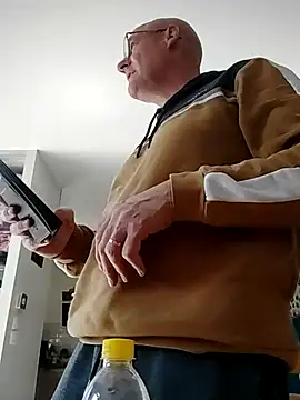 Snapshot of bogland33 chatting on 03/17/25, 12:46 bogland33 online show from 03/17/25, 12:46