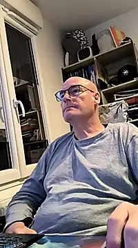 Snapshot of bogland33 chatting on 03/17/25, 06:53 bogland33 online show from 03/17/25, 06:53