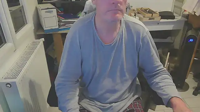 Snapshot of bogland33 chatting on 03/19/25, 11:03 bogland33 online show from 03/19/25, 11:03