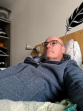 Snapshot of bogland33 chatting on 03/20/25, 12:22 bogland33 online show from 03/20/25, 12:22