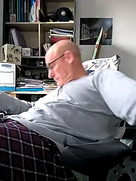 Snapshot of bogland33 chatting on 03/20/25, 03:58 bogland33 online show from 03/20/25, 03:58