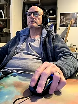 Snapshot of bogland33 chatting on 03/20/25, 07:04 bogland33 online show from 03/20/25, 07:04