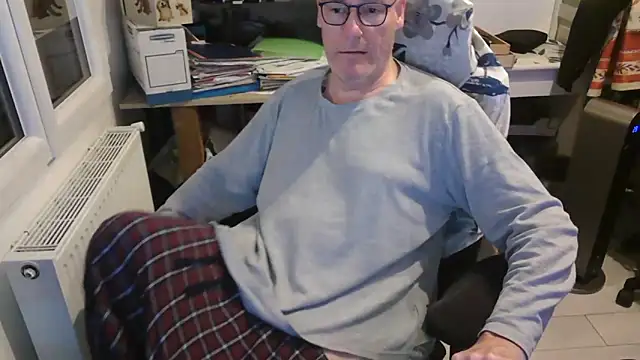 Snapshot of bogland33 chatting on 03/20/25, 10:07 bogland33 online show from 03/20/25, 10:07