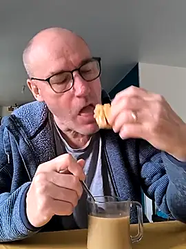 Snapshot of bogland33 chatting on 03/21/25, 09:01 bogland33 online show from 03/21/25, 09:01