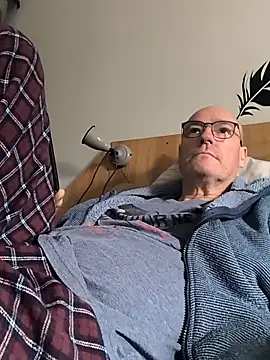 Snapshot of bogland33 chatting on 09/11/25, 10:15 bogland33 online show from 09/11/25, 10:15