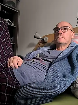 Snapshot of bogland33 chatting on 09/12/25, 07:30 bogland33 online show from 09/12/25, 07:30