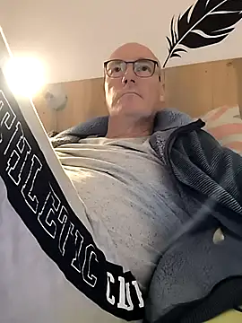 Snapshot of bogland33 chatting on 09/15/25, 07:58 bogland33 online show from 09/15/25, 07:58