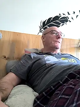 Snapshot of bogland33 chatting on 09/19/25, 08:16 bogland33 online show from 09/19/25, 08:16