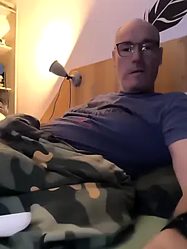 Snapshot of bogland33 chatting on 09/19/25, 09:26 bogland33 online show from 09/19/25, 09:26