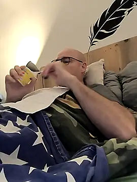 Snapshot of bogland33 chatting on 09/22/25, 09:17 bogland33 online show from 09/22/25, 09:17