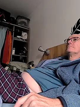 Snapshot of bogland33 chatting on 09/25/25, 04:54 bogland33 online show from 09/25/25, 04:54