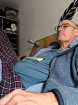 Snapshot of bogland33 chatting on 09/26/25, 11:36 bogland33 online show from 09/26/25, 11:36