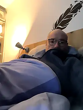 Snapshot of bogland33 chatting on 09/27/25, 12:15 bogland33 online show from 09/27/25, 12:15