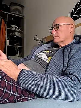 Snapshot of bogland33 chatting on 09/28/25, 08:09 bogland33 online show from 09/28/25, 08:09