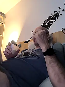 Snapshot of bogland33 chatting on 10/04/25, 12:08 bogland33 online show from 10/04/25, 12:08