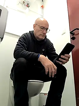 Snapshot of bogland33 chatting on 10/08/25, 10:13 bogland33 online show from 10/08/25, 10:13