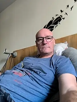 Snapshot of bogland33 chatting on 10/12/25, 03:00 bogland33 online show from 10/12/25, 03:00