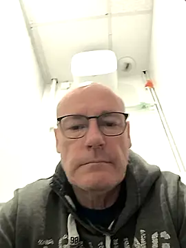 Snapshot of bogland33 chatting on 10/14/25, 10:27 bogland33 online show from 10/14/25, 10:27