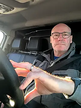 Snapshot of bogland33 chatting on 10/15/25, 04:29 bogland33 online show from 10/15/25, 04:29