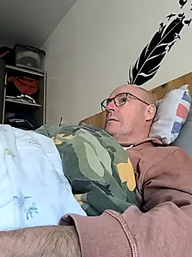 Snapshot of bogland33 chatting on 10/16/25, 11:44 bogland33 online show from 10/16/25, 11:44