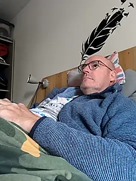 Snapshot of bogland33 chatting on 10/17/25, 07:44 bogland33 online show from 10/17/25, 07:44