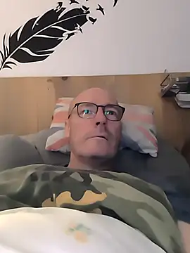 Snapshot of bogland33 chatting on 10/18/25, 12:35 bogland33 online show from 10/18/25, 12:35