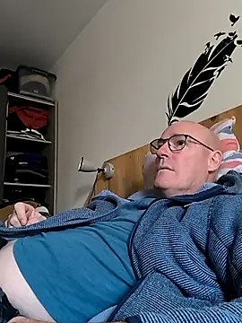 Snapshot of bogland33 chatting on 10/18/25, 12:39 bogland33 online show from 10/18/25, 12:39