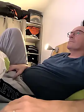 Snapshot of bogland33 chatting on 10/22/25, 07:02 bogland33 online show from 10/22/25, 07:02