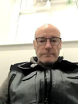 Snapshot of bogland33 chatting on 10/23/25, 10:03 bogland33 online show from 10/23/25, 10:03