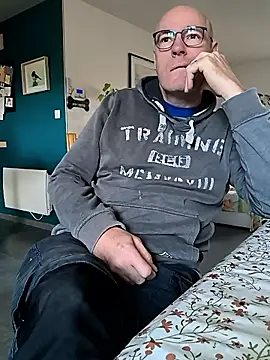 Snapshot of bogland33 chatting on 10/28/25, 07:56 bogland33 online show from 10/28/25, 07:56