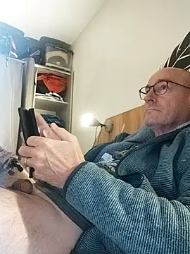 Snapshot of bogland33 chatting on 10/29/25, 08:10 bogland33 online show from 10/29/25, 08:10