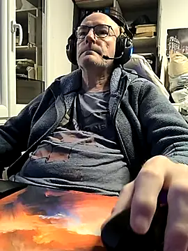 Snapshot of bogland33 chatting on 11/01/25, 06:10 bogland33 online show from 11/01/25, 06:10