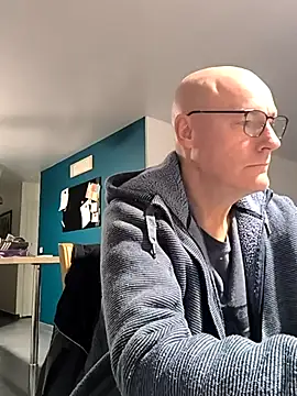 Snapshot of bogland33 chatting on 11/03/25, 07:37 bogland33 online show from 11/03/25, 07:37