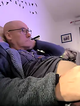 Snapshot of bogland33 chatting on 11/04/25, 08:41 bogland33 online show from 11/04/25, 08:41