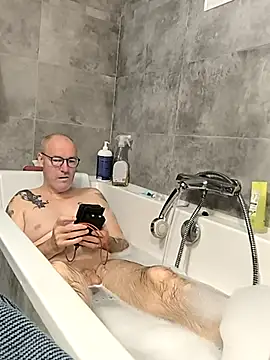 Snapshot of bogland33 chatting on 11/08/25, 06:40 bogland33 online show from 11/08/25, 06:40