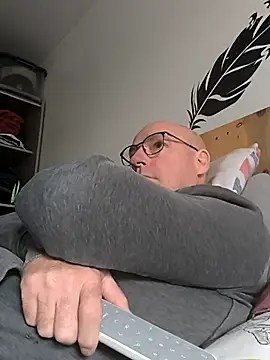 Snapshot of bogland33 chatting on 11/10/25, 10:47 bogland33 online show from 11/10/25, 10:47