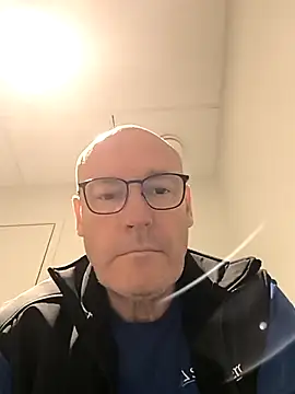 Snapshot of bogland33 chatting on 11/13/25, 04:50 bogland33 online show from 11/13/25, 04:50