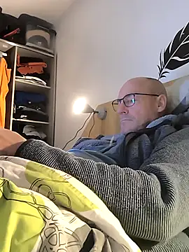 Snapshot of bogland33 chatting on 11/14/25, 07:45 bogland33 online show from 11/14/25, 07:45