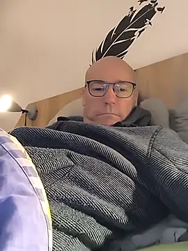 Snapshot of bogland33 chatting on 11/16/25, 07:52 bogland33 online show from 11/16/25, 07:52