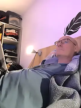 Snapshot of bogland33 chatting on 11/17/25, 07:41 bogland33 online show from 11/17/25, 07:41