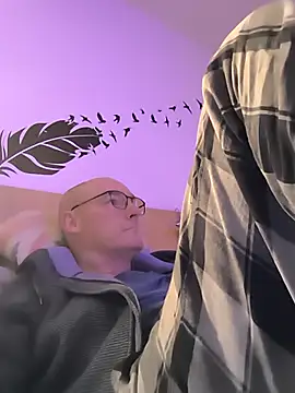 Snapshot of bogland33 chatting on 11/18/25, 08:24 bogland33 online show from 11/18/25, 08:24