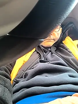 Snapshot of bogland33 chatting on 11/19/25, 11:43 bogland33 online show from 11/19/25, 11:43