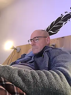 Snapshot of bogland33 chatting on 11/20/25, 08:08 bogland33 online show from 11/20/25, 08:08